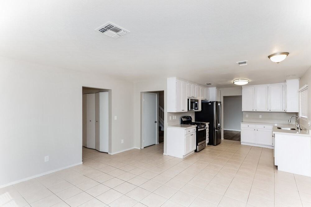 8342 Huxley St - Photo 7 of 20