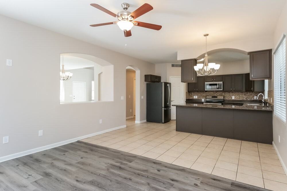 7233 S 40th Ave - Photo 2 of 15