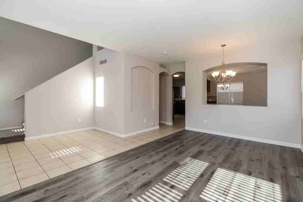 7233 S 40th Ave - Photo 3 of 15