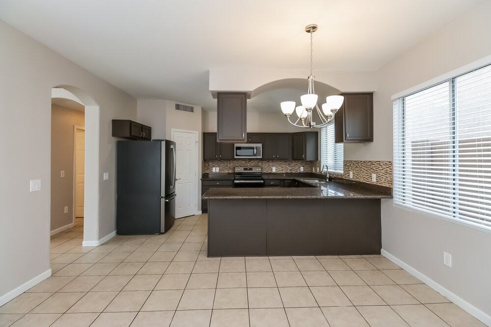 7233 S 40th Ave - Photo 6 of 15