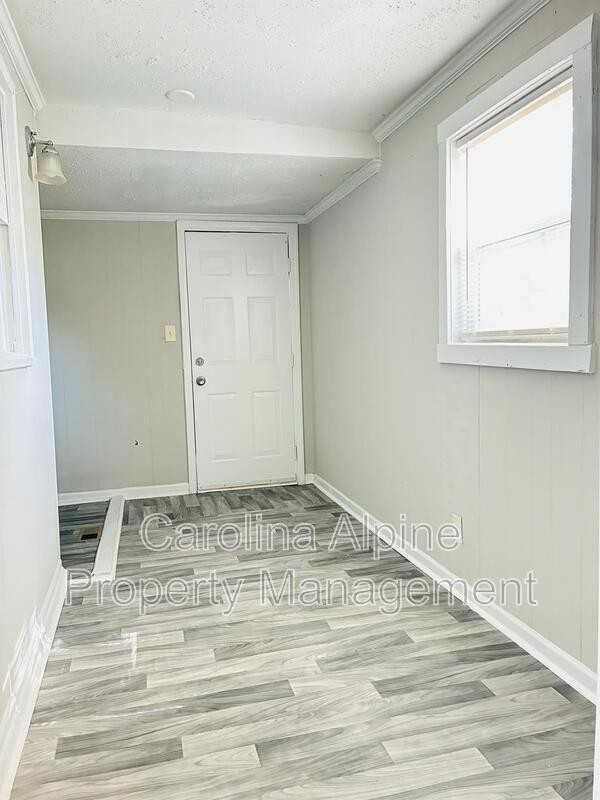 1110 Sykes St - Photo 4 of 17