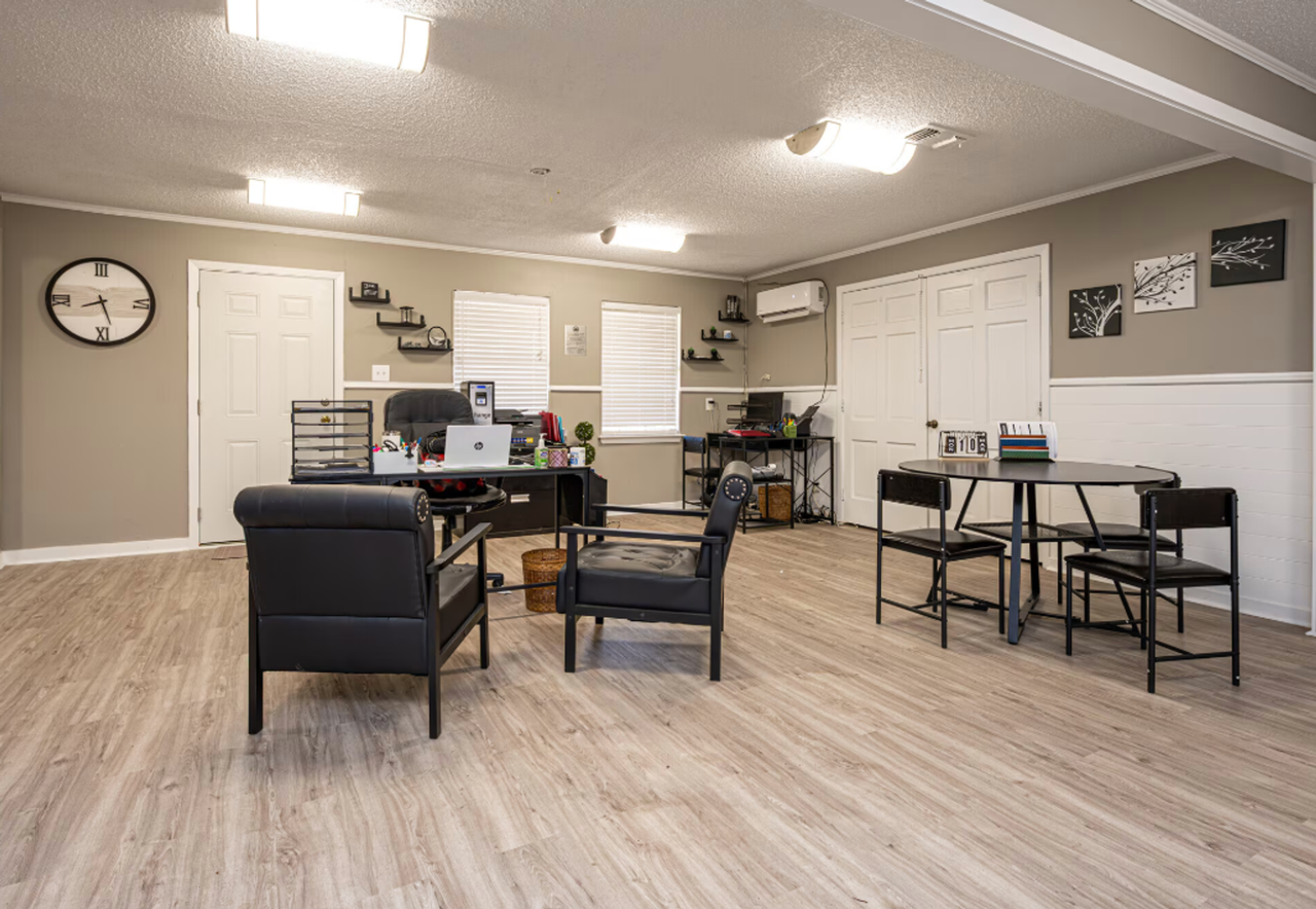 Bayou Apartments - Photo 2 of 10