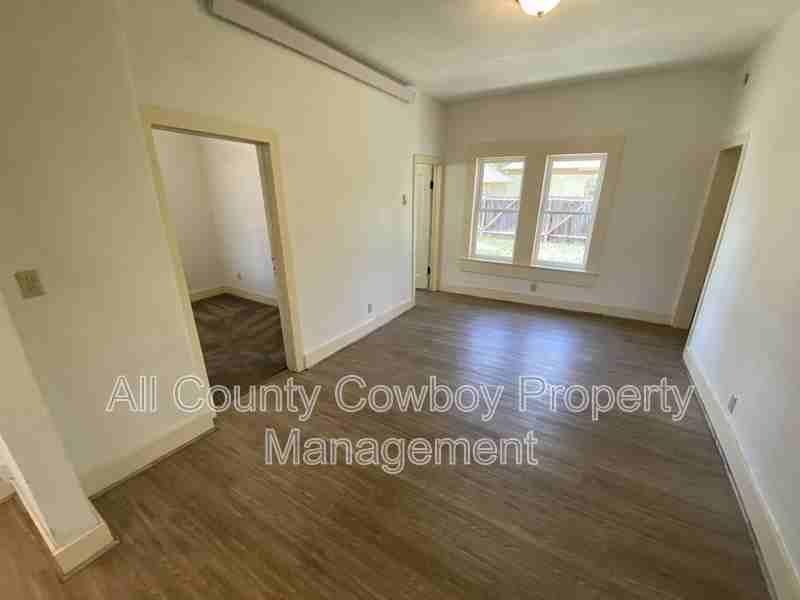 218 S Hodgeman St - Photo 4 of 7