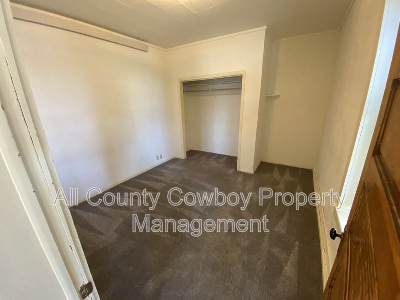 218 S Hodgeman St - Photo 5 of 7