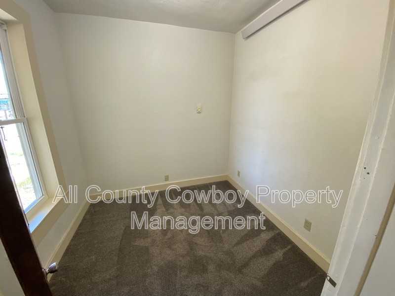 218 S Hodgeman St - Photo 6 of 7