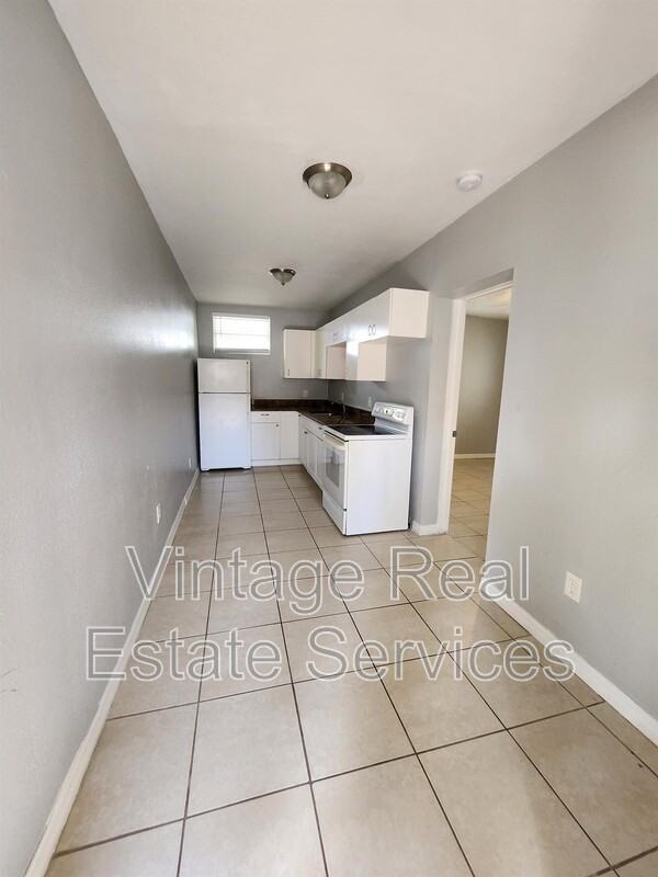 4611 N Hubert Ave #7 - Photo 2 of 6