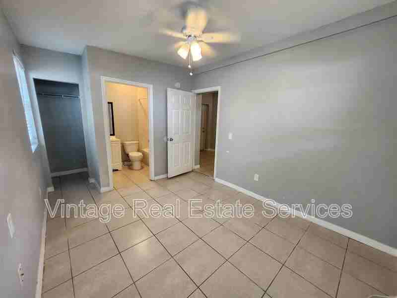 4611 N Hubert Ave #7 - Photo 4 of 6