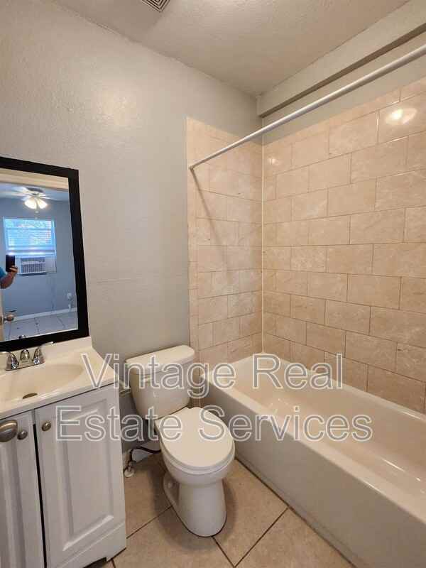 4611 N Hubert Ave #7 - Photo 5 of 6