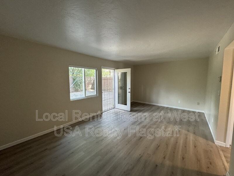 702 E Crestview Ave #B - Photo 3 of 19