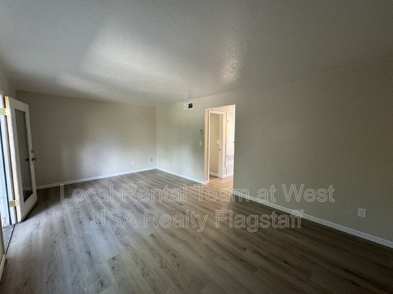 702 E Crestview Ave #B - Photo 5 of 19