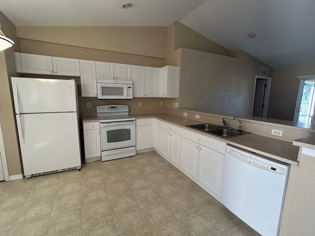 2016 Ne 7th Pl - Photo 2 of 11