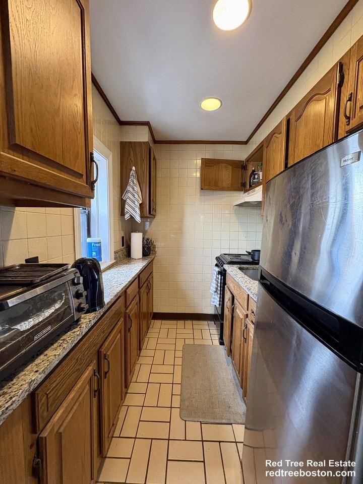 914 Beacon St #4 - Photo 3 of 34