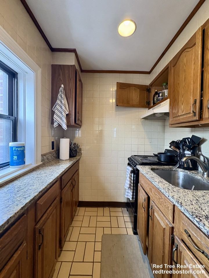 914 Beacon St #4 - Photo 5 of 34