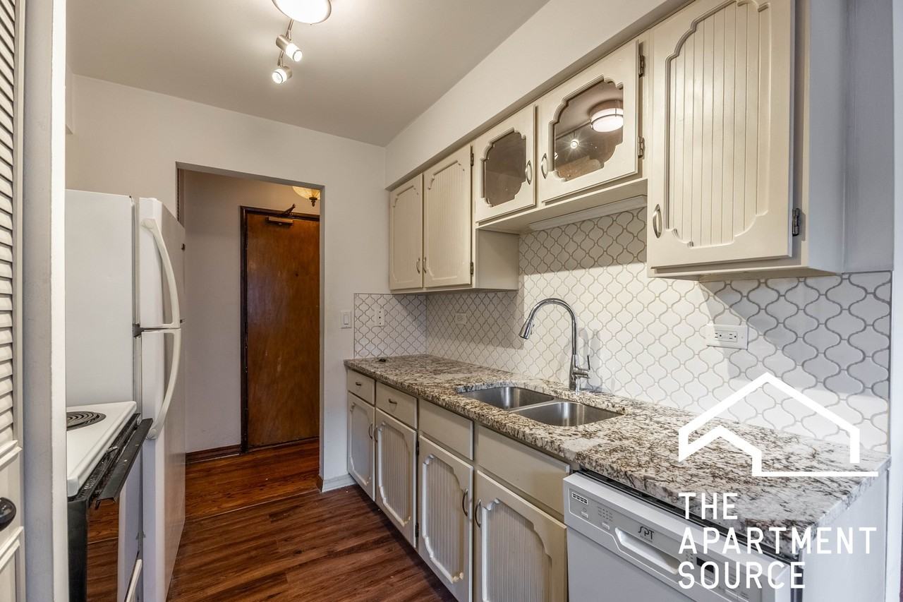 420 W Aldine Ave #402 - Photo 2 of 17