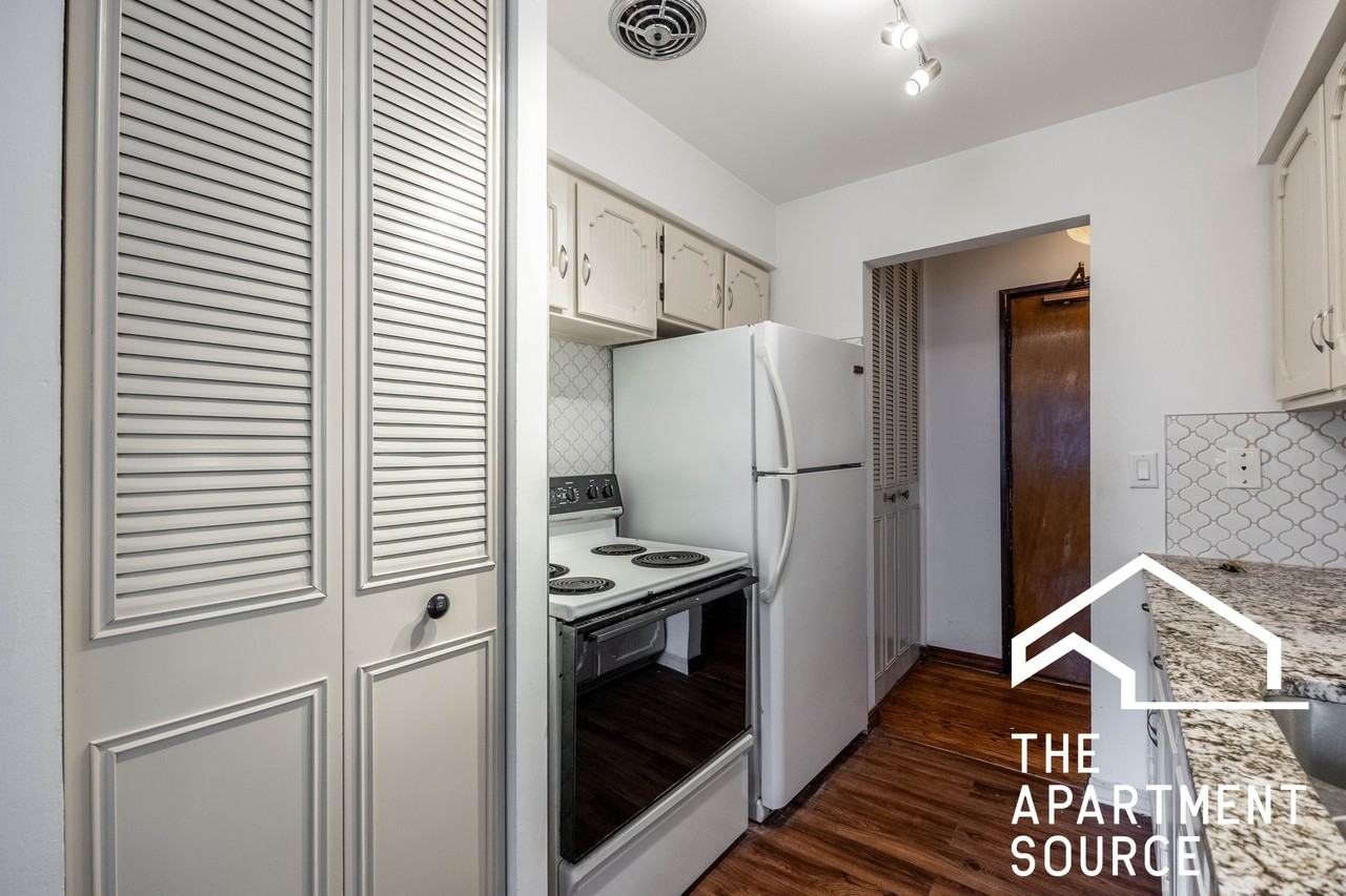 420 W Aldine Ave #402 - Photo 3 of 17