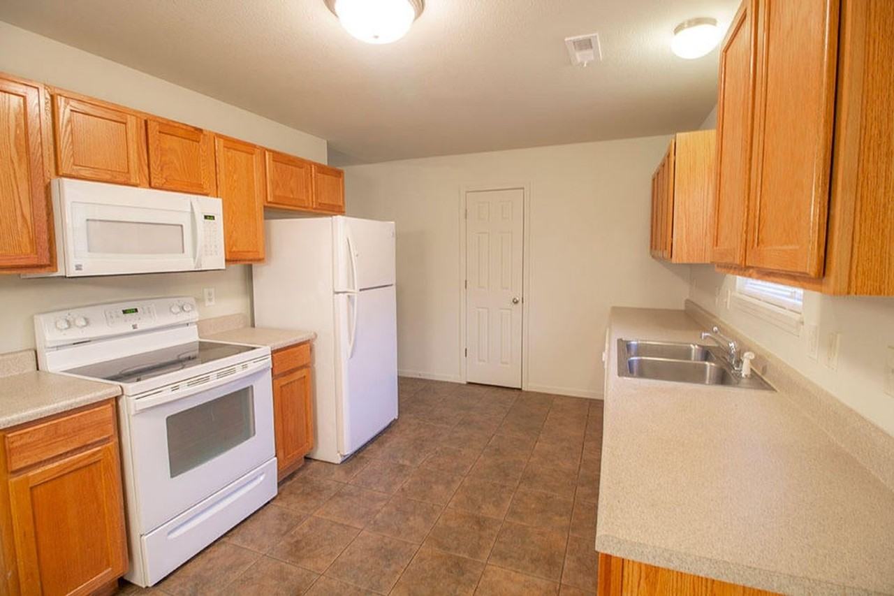 1424 Bodie Dr - Photo 7 of 34