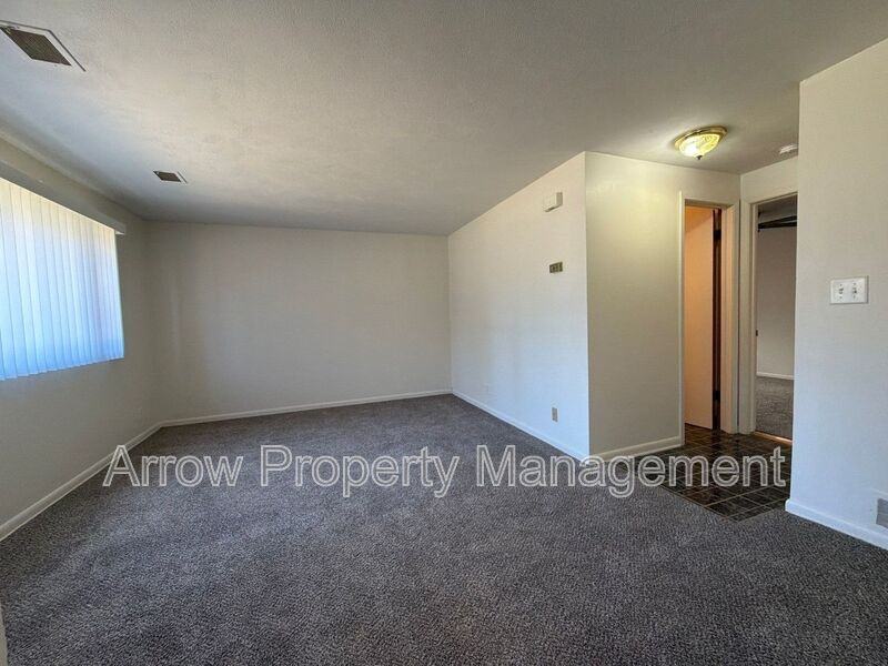 1424 S 20th St - Photo 3 of 8