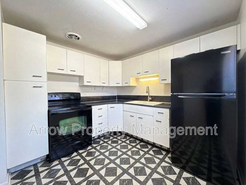 1424 S 20th St - Photo 5 of 8