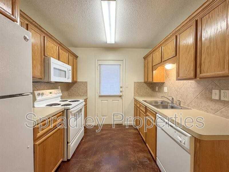 5508 Luxor Dr Apt B - Photo 4 of 13