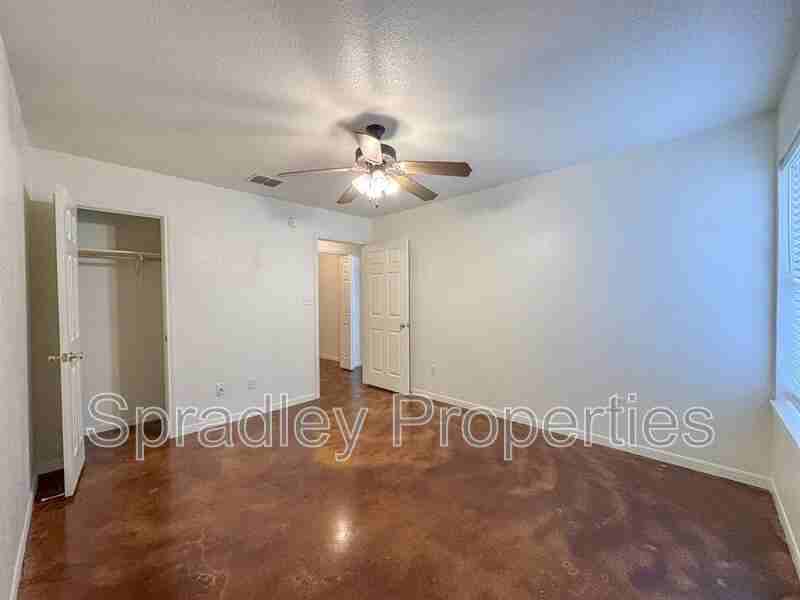 5508 Luxor Dr Apt B - Photo 6 of 13
