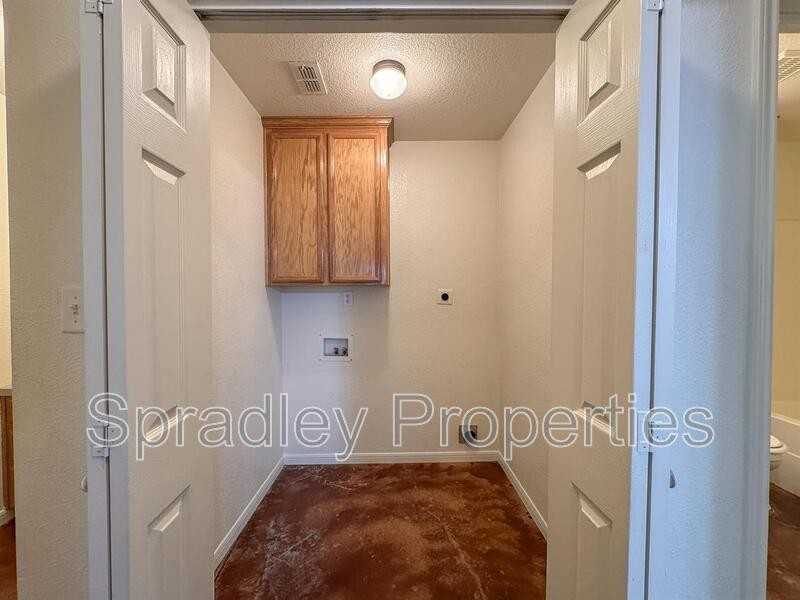 5508 Luxor Dr Apt B - Photo 7 of 13