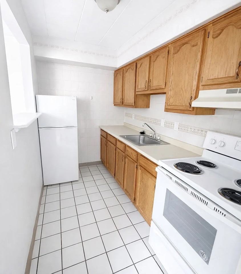 AMADELL APARTMENTS -- 005 - Photo 7 of 19