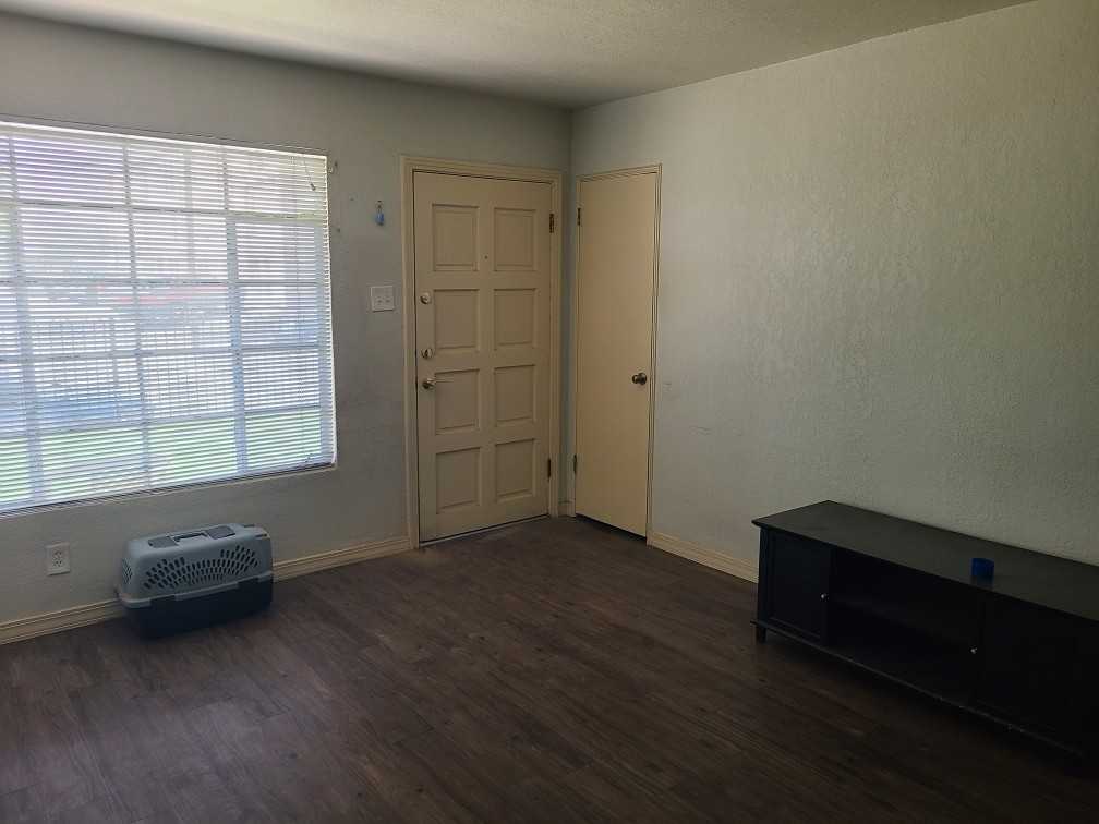 701 W Yandell Drive Unit 4 - Photo 3 of 13