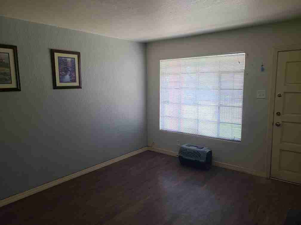 701 W Yandell Drive Unit 4 - Photo 4 of 13