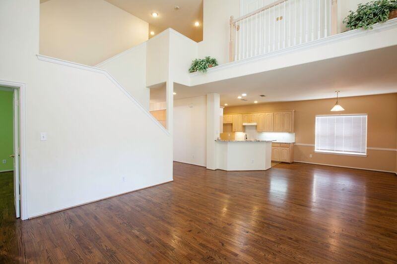 2036 Camelot Dr - Photo 2 of 47