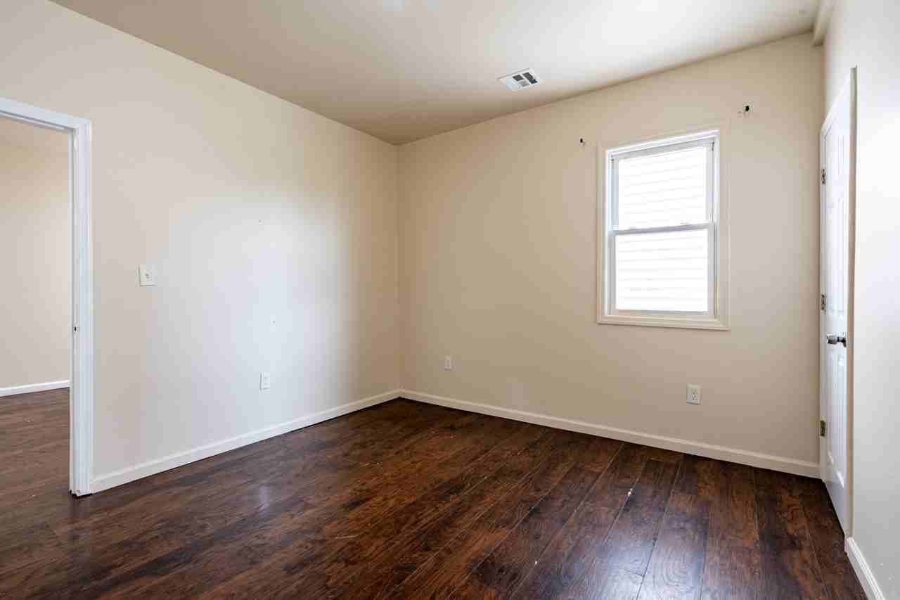 467 Hawthorne Avenue - Photo 5 of 10