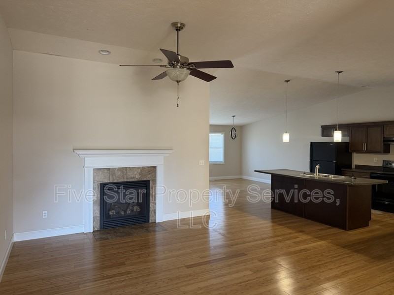 1218 Hawthorn Ct - Photo 2 of 9