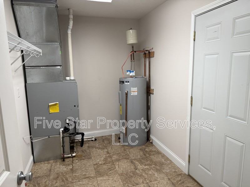 1218 Hawthorn Ct - Photo 3 of 9