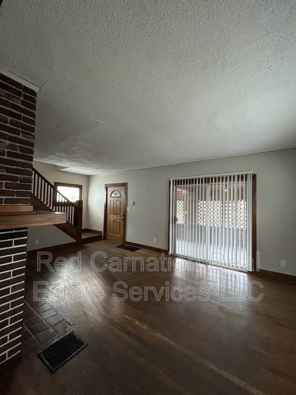 1009 W Hillcrest Ave - Photo 2 of 25