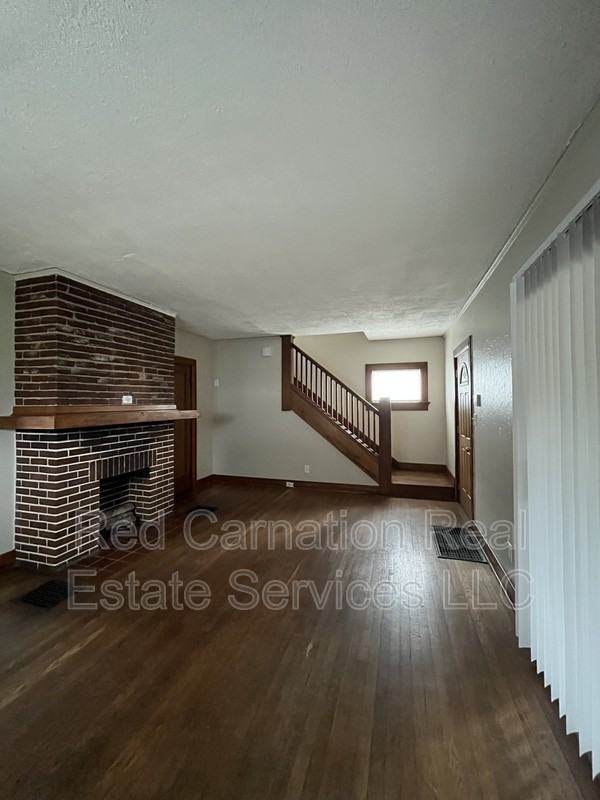 1009 W Hillcrest Ave - Photo 3 of 25