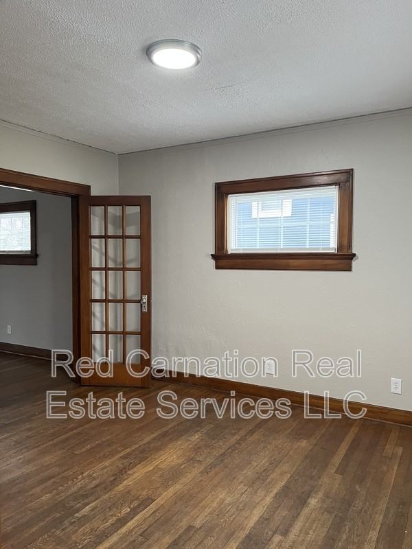 1009 W Hillcrest Ave - Photo 4 of 25