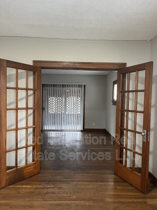 1009 W Hillcrest Ave - Photo 5 of 25