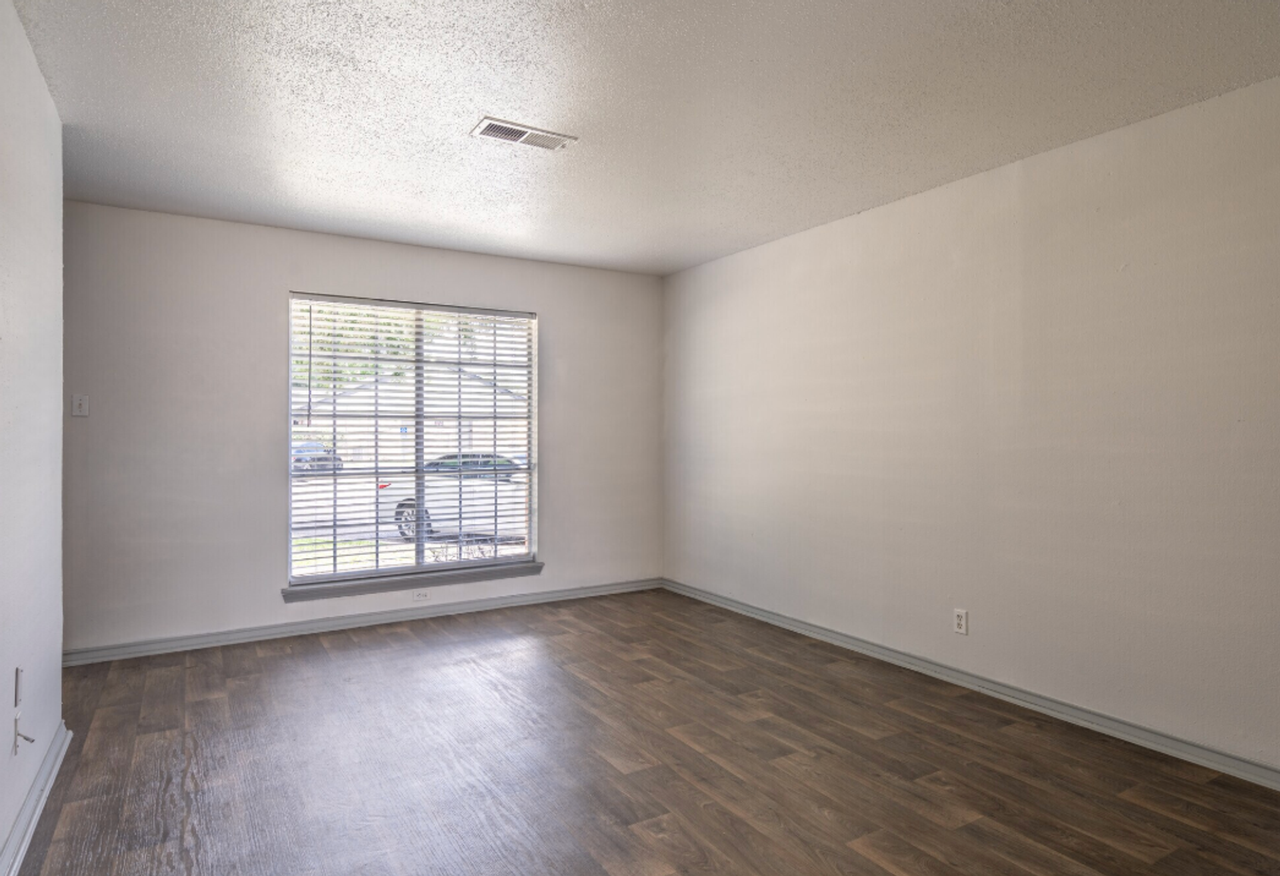 Lux Estate TX Apartments - Photo 3 of 10