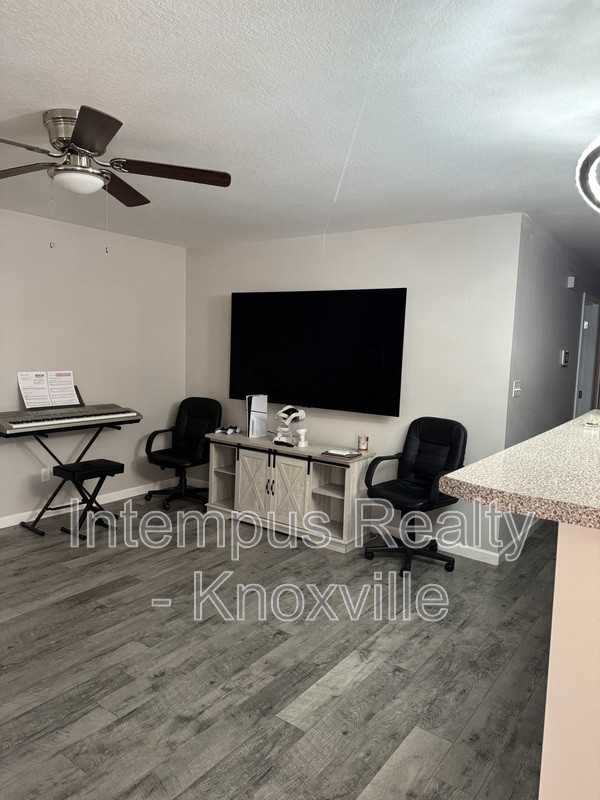 2419 E Glenwood Ave - Photo 3 of 28