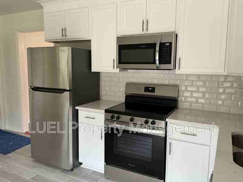 1050 Bedford Ave - Photo 3 of 8