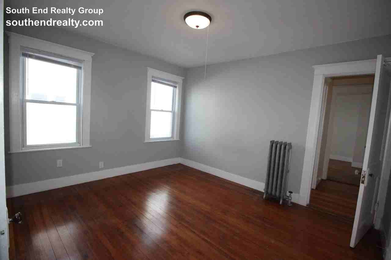 61 Foster St - Photo 4 of 20