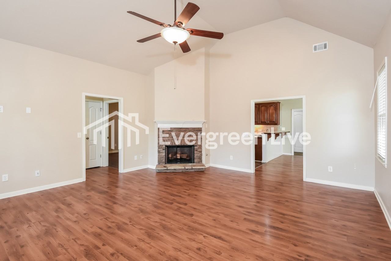 112 Covington Dr - Photo 3 of 15