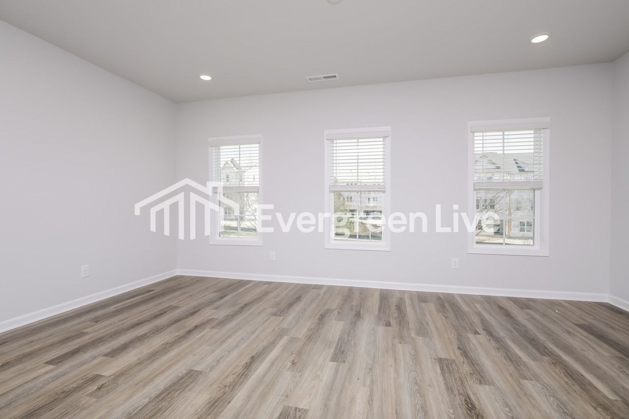 562 Hodge Rd - Photo 3 of 16