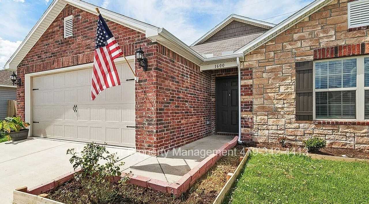 1600 Edinburgh Dr - Photo 3 of 10