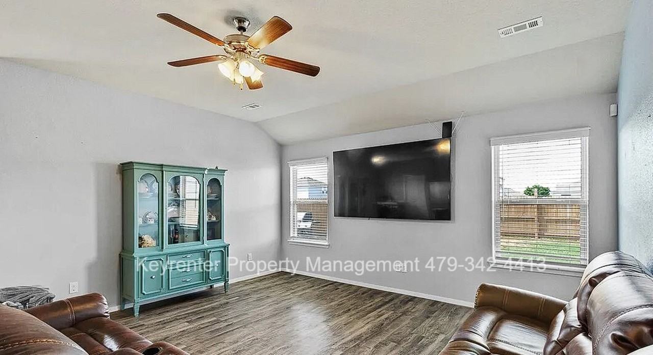 1600 Edinburgh Dr - Photo 4 of 10