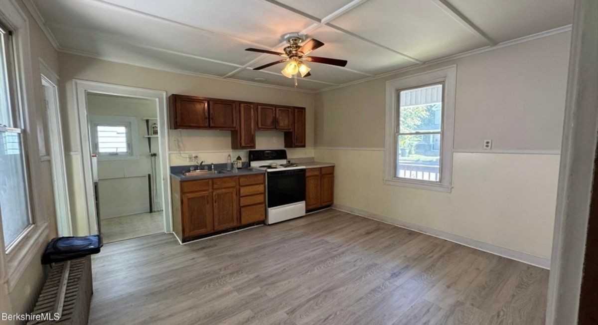 100 Columbia St - Photo 3 of 5