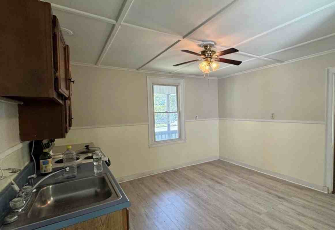 100 Columbia St - Photo 4 of 5