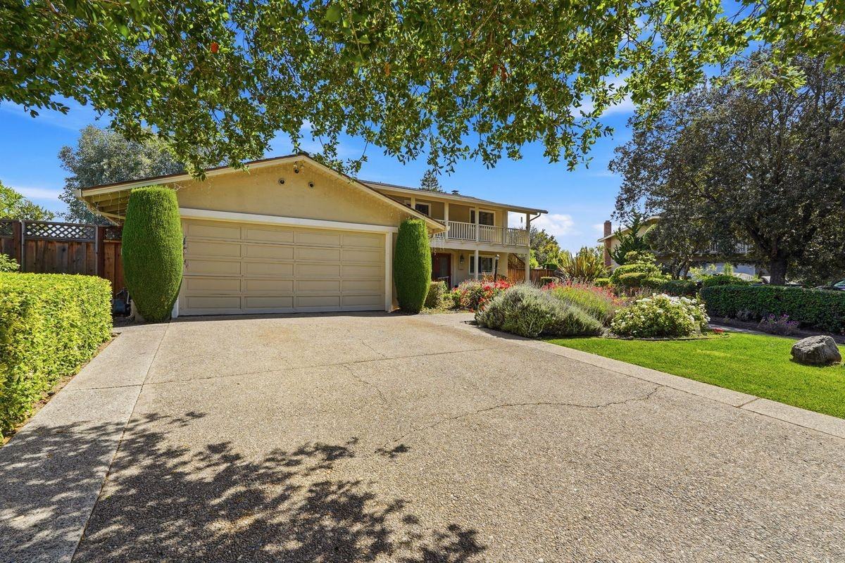 12456 Newport Ct - Photo 2 of 50