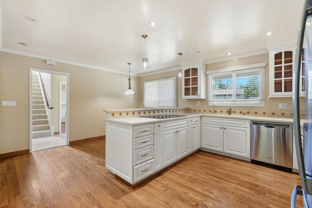 12456 Newport Ct - Photo 4 of 50