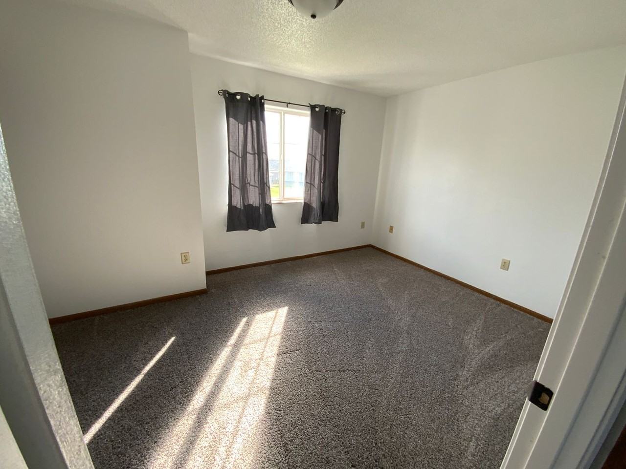 Hillcrest Apts - Photo 6 of 10