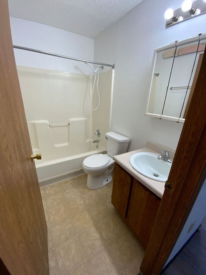 Hillcrest Apts - Photo 7 of 10